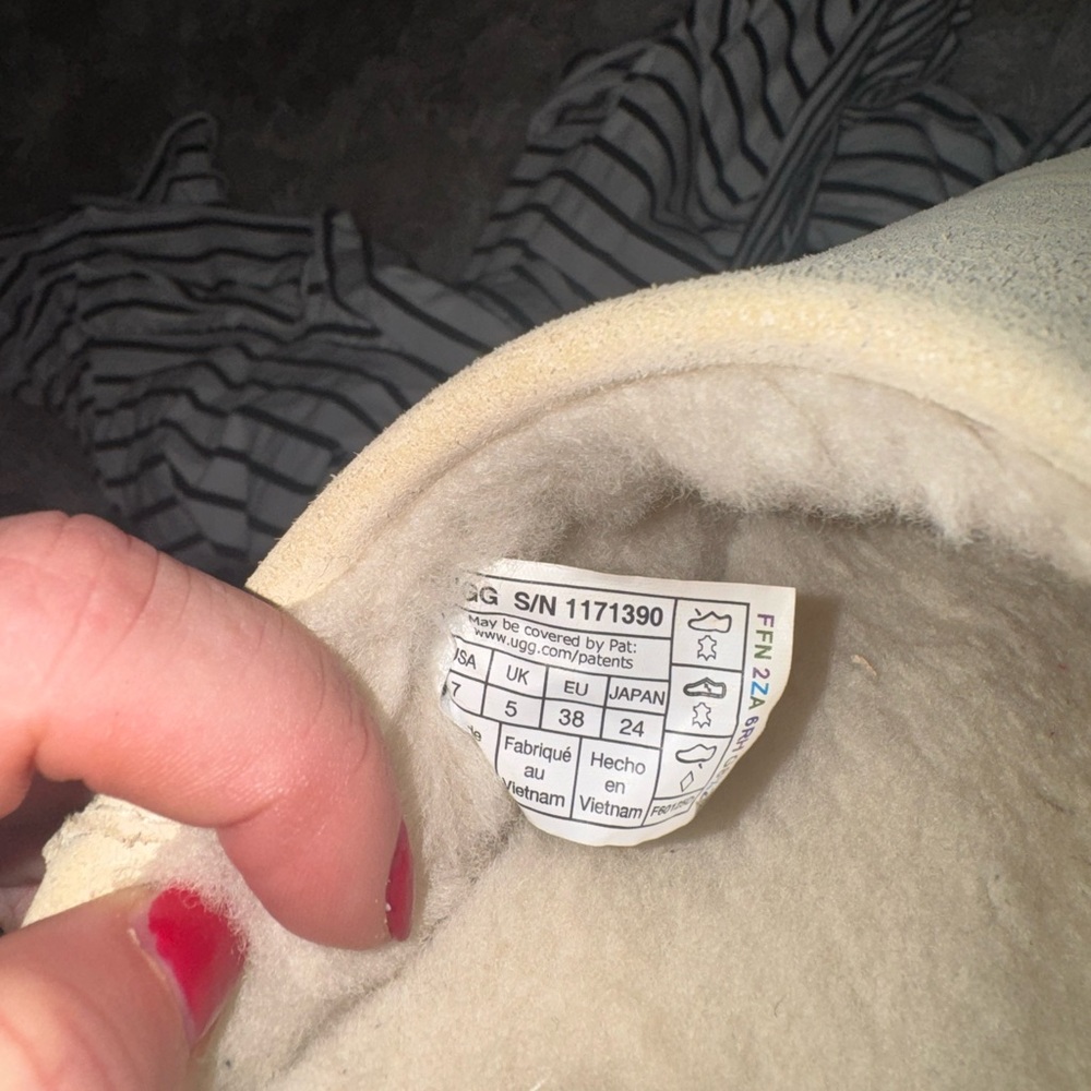 UGG - Picture 5 of 5